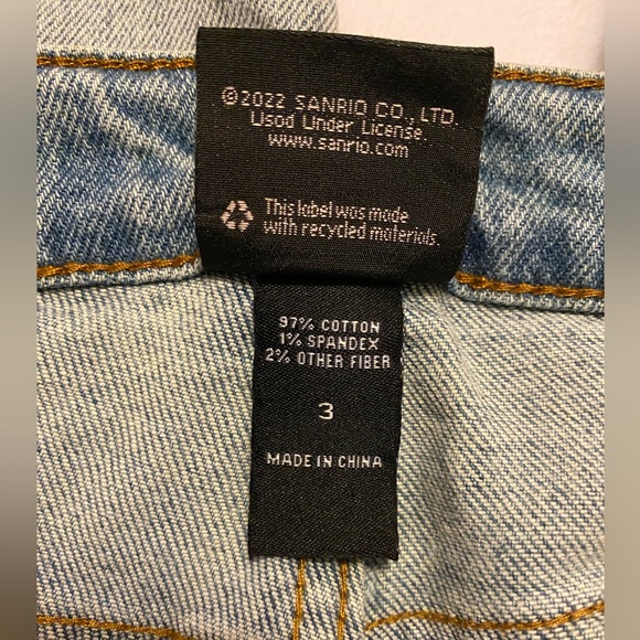 HOT TOPIC | Kuromi Butterfly Garden Mom Jeans - Picture 4 of 4